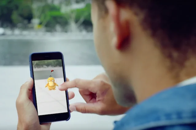 Pokemon GO nakłada świat wirtualny na rzeczywisty.