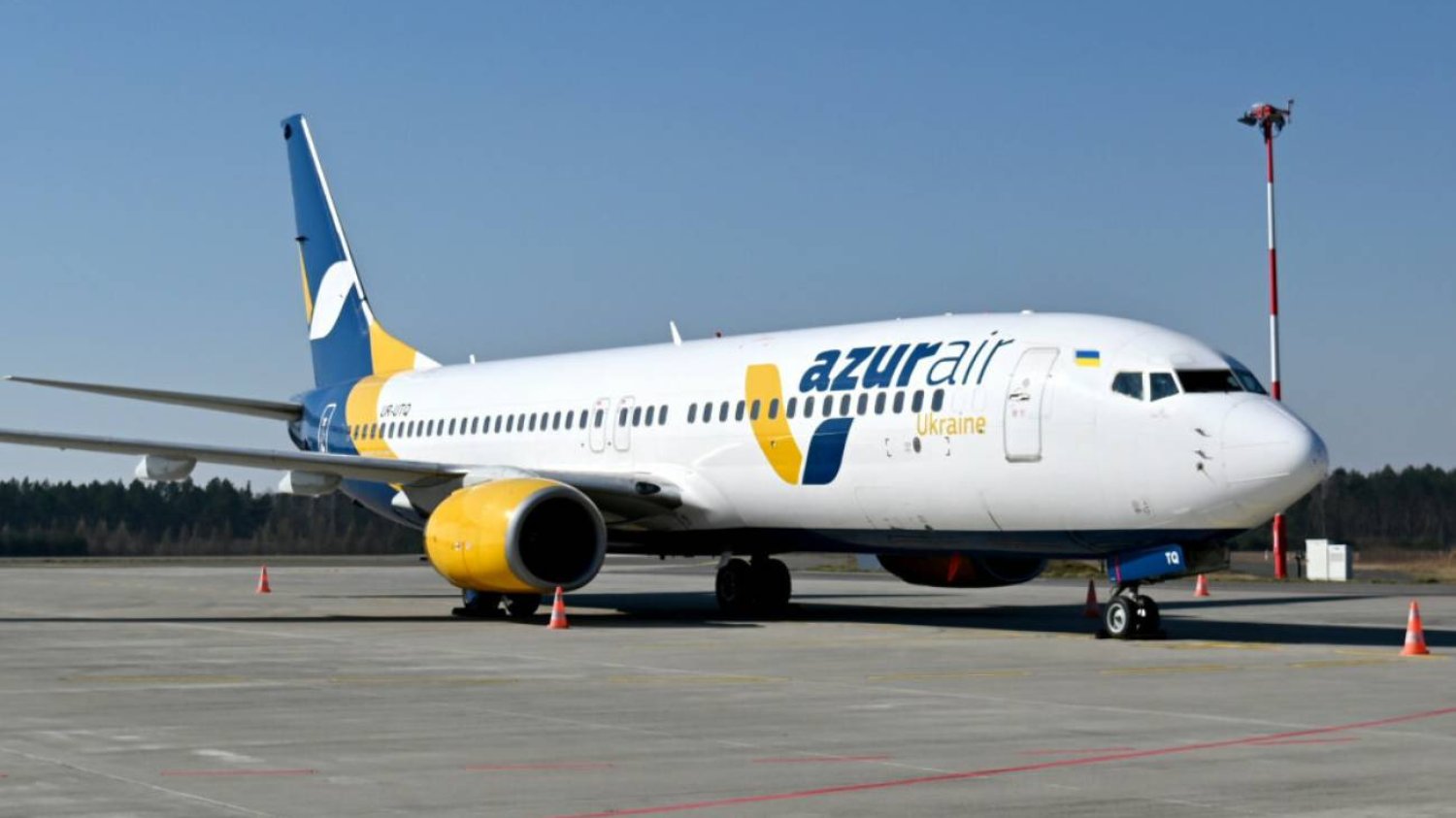 Opuszczony Boeing 737-800 Azur Air Ukraine