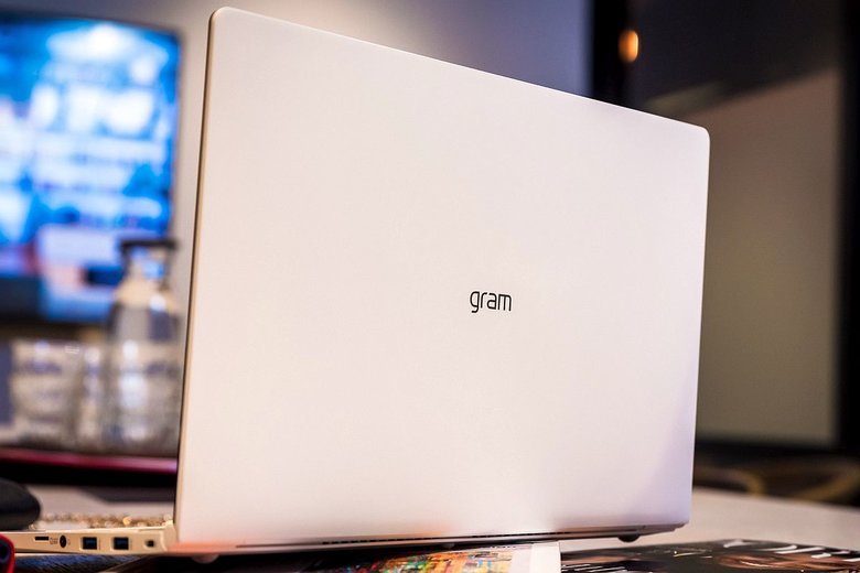 Najważniejszą cechą serii Gram jest wytrzymała bateria, najmocniejsza wersja pociągnie ponad 20 godzin.