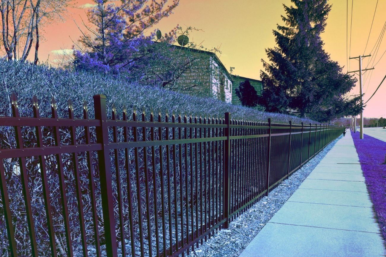 Koniec z takimi ogrodzeniami posesji. Od 2026 roku zmienia się prawo Od 2026 r. zmieniają się przepisy budowlane dla nowych budynków.