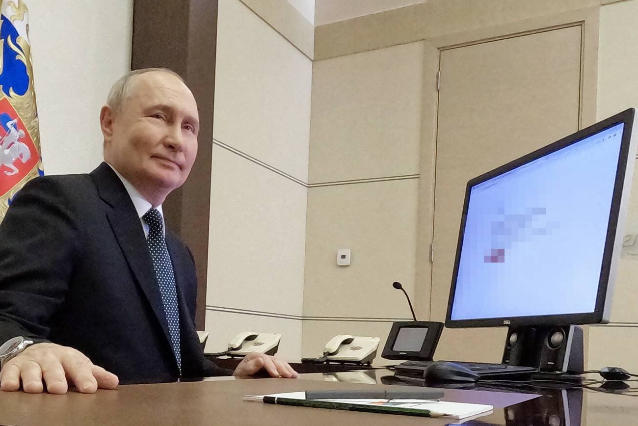 Władimir Putin przed komputerem.