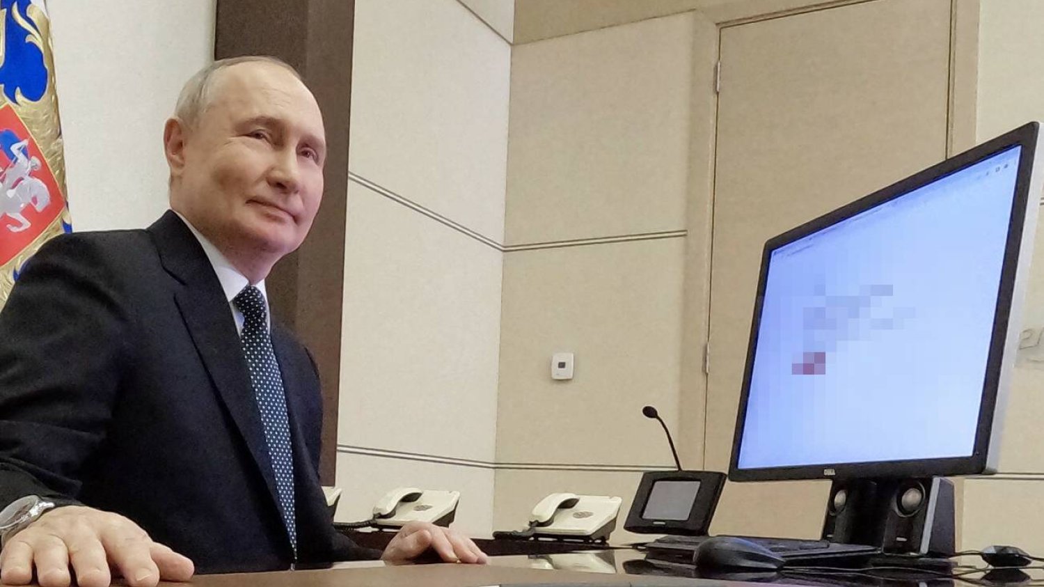 Władimir Putin przed komputerem.
