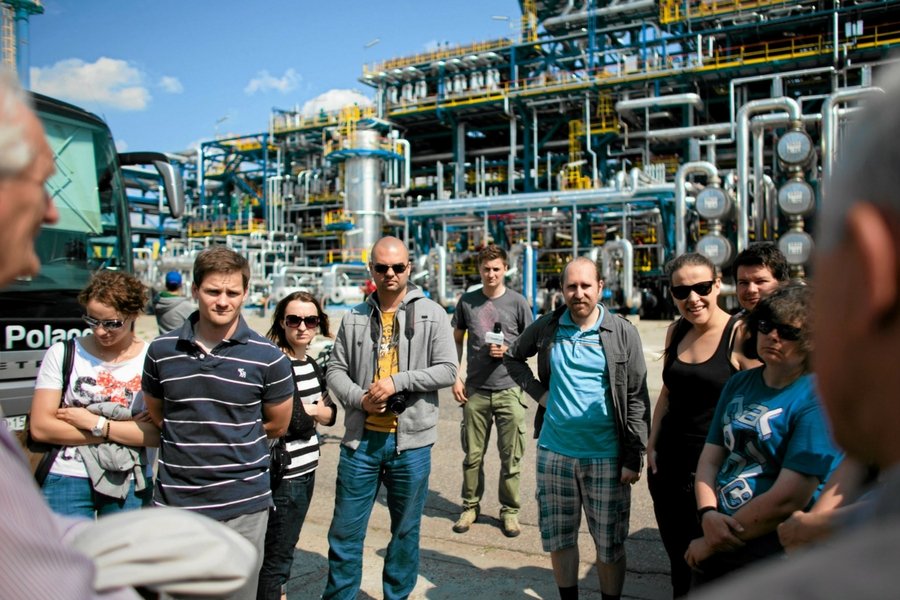 Działająca wciąż "stara" rafineria LOTOS-u jest turystyczną atrakcją.