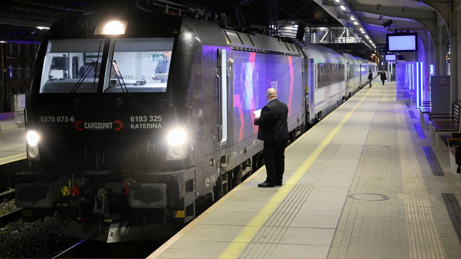 Pociąg PKP na dworcu nocą. PKP informuje, że 13 pociągów ma przewidzianą zmianę czasu w rozkładzie, w co wchodzi 1 godzina postoju.