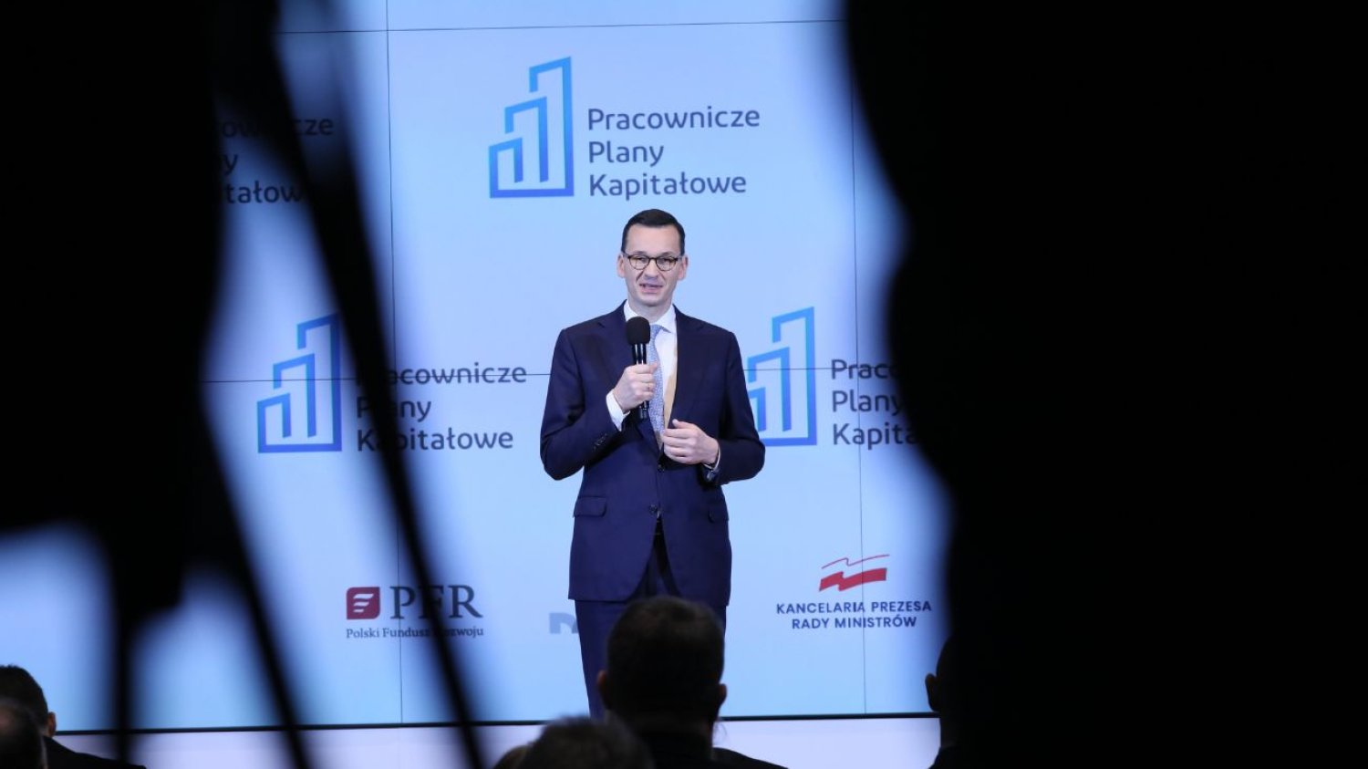 Mateusz Morawiecki na tle PPK.