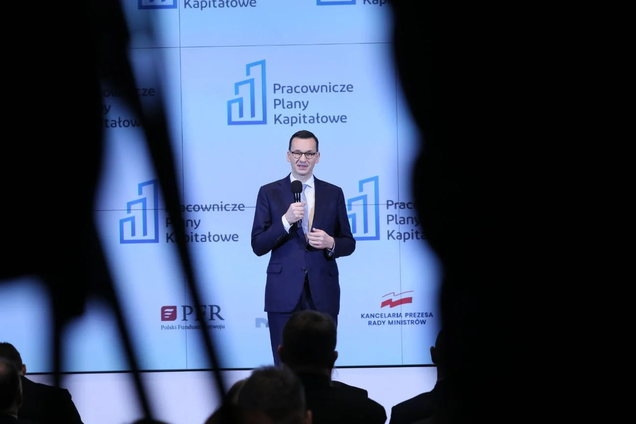 Mateusz Morawiecki na tle PPK.
