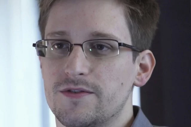 Edward Snowden, najsłynniejszy sygnalista na świecie. Przez swoją działalność musi się teraz ukrywać przed rządem USA.