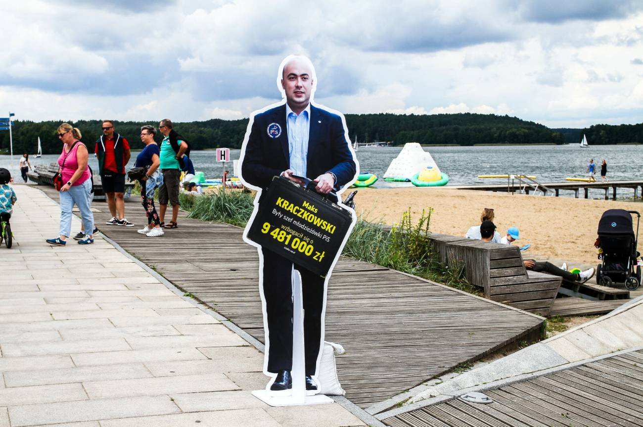 Ile wynoszą wynagrodzenia byłych posłów?