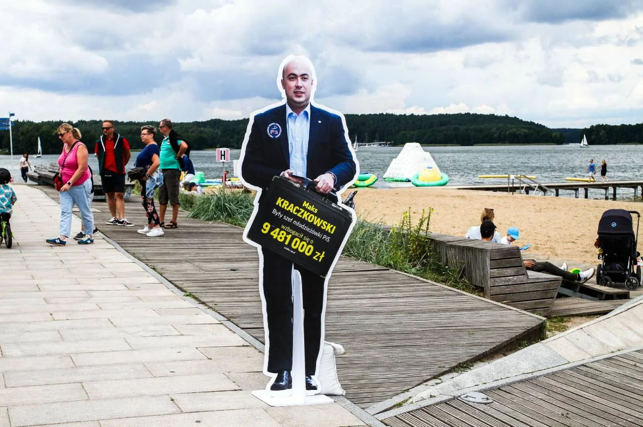 Ile wynoszą wynagrodzenia byłych posłów?