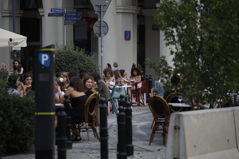 Warszawski Plac Zbawiciela w sierpniu 2020. Czy możliwość przesiadywania na ogródkach wróci do nas po świętach?