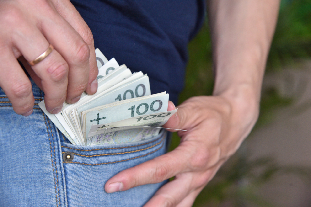 Jeden etat Polakom nie wystarczy. Coraz częściej dorabiają na boku