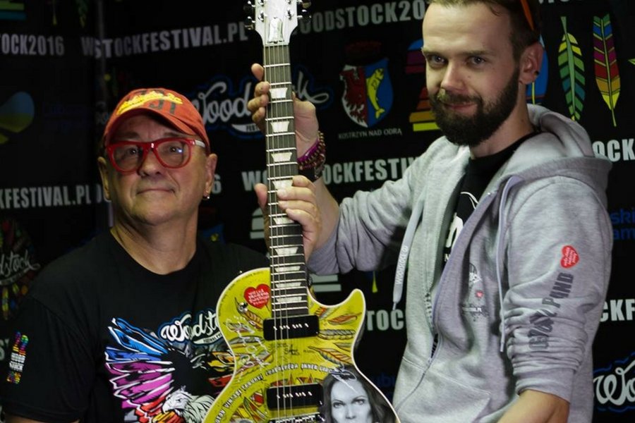 Jurek Owsiak i Szymon Chwalisz z jedną z pomalowanych przez Nędznego Malarzynę gitar.