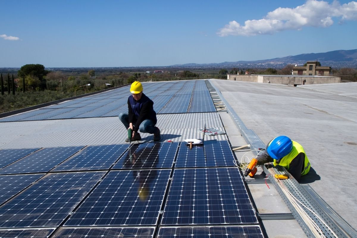 Korzystanie z energii słonecznej jest dla samorządów opłacalne. Jednak aby rozpocząć tę inwestycję, muszą one korzystać z dotacji.