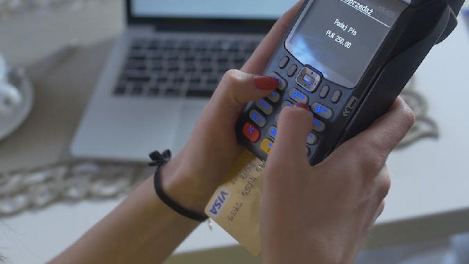 Z ZenCard korzystasz płacąc po prostu kartą. To nowatorski pomysł Polaków na programy lojalnościowe