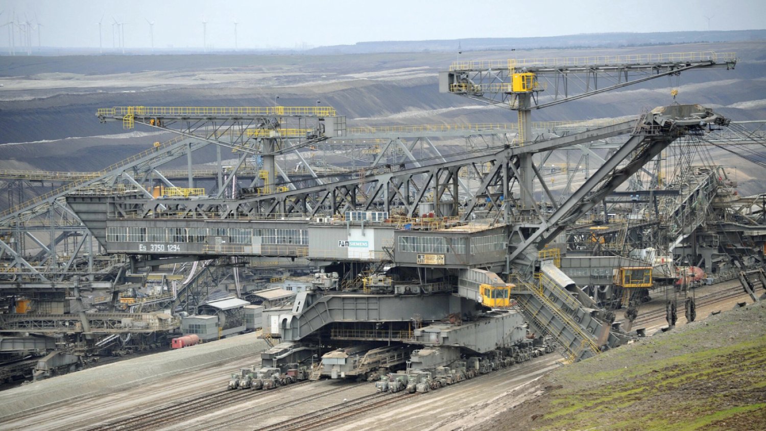 Kopalnia węgla brunatnego dostarczająca paliwo do elektrowni w Janschwalde koło Cottbus ze sprzętami do wydobycia