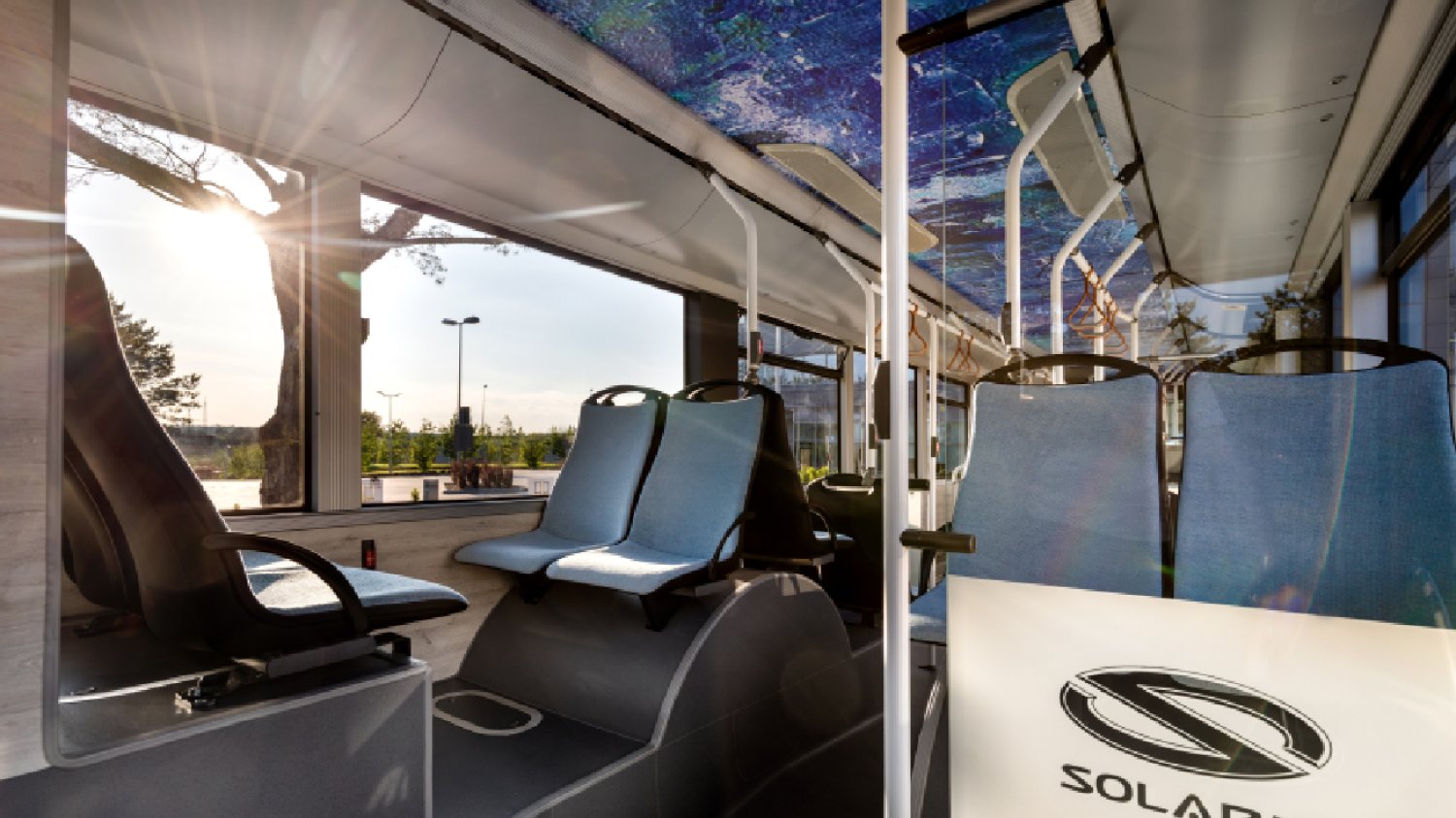 szaro-niebieskie wnętrze wnętrze zeroemisyjnego autobusu miejskiego napędzanego ogniwem wodorowym