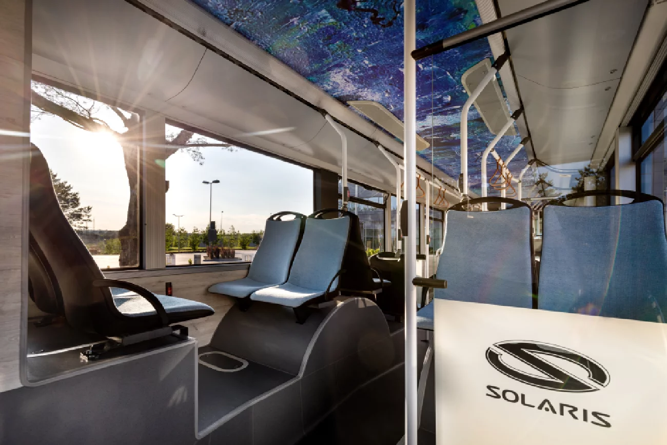 szaro-niebieskie wnętrze wnętrze zeroemisyjnego autobusu miejskiego napędzanego ogniwem wodorowym