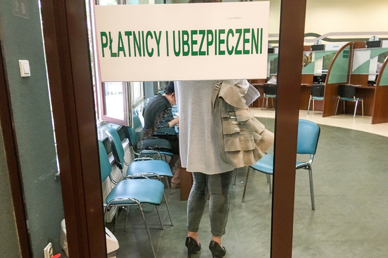 Ludzie w kolejce w ZUS