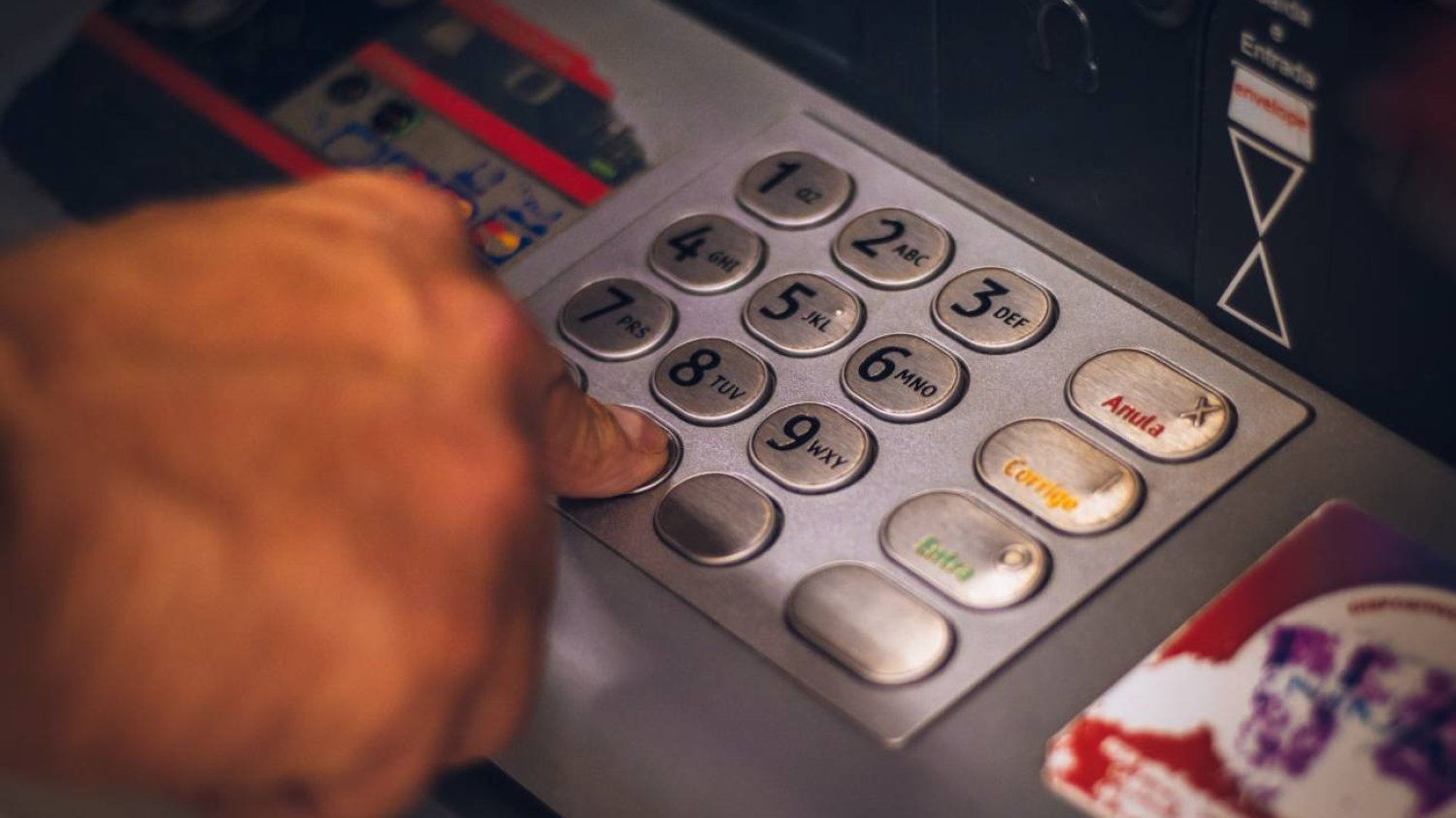 Opłaty w bankach idą w górę. Nie w każdym. Gdzie i o ile? Sprawdź.