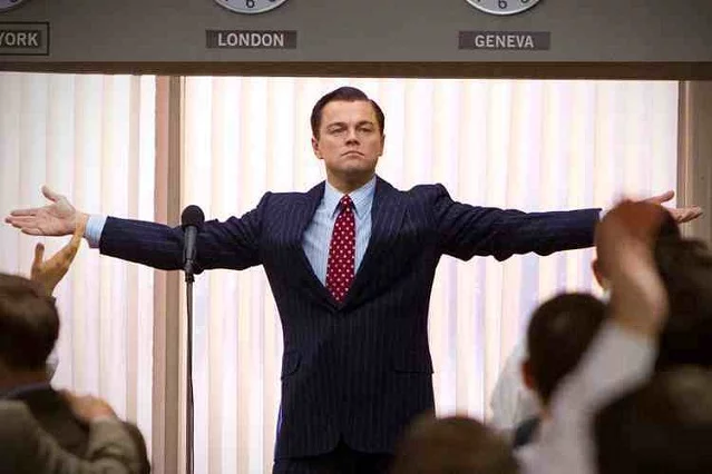 Belfort w wykonaniu DiCaprio to przede wszystkim hedonista, którego dekadencki styl życia przechodzi do legendy biznesu