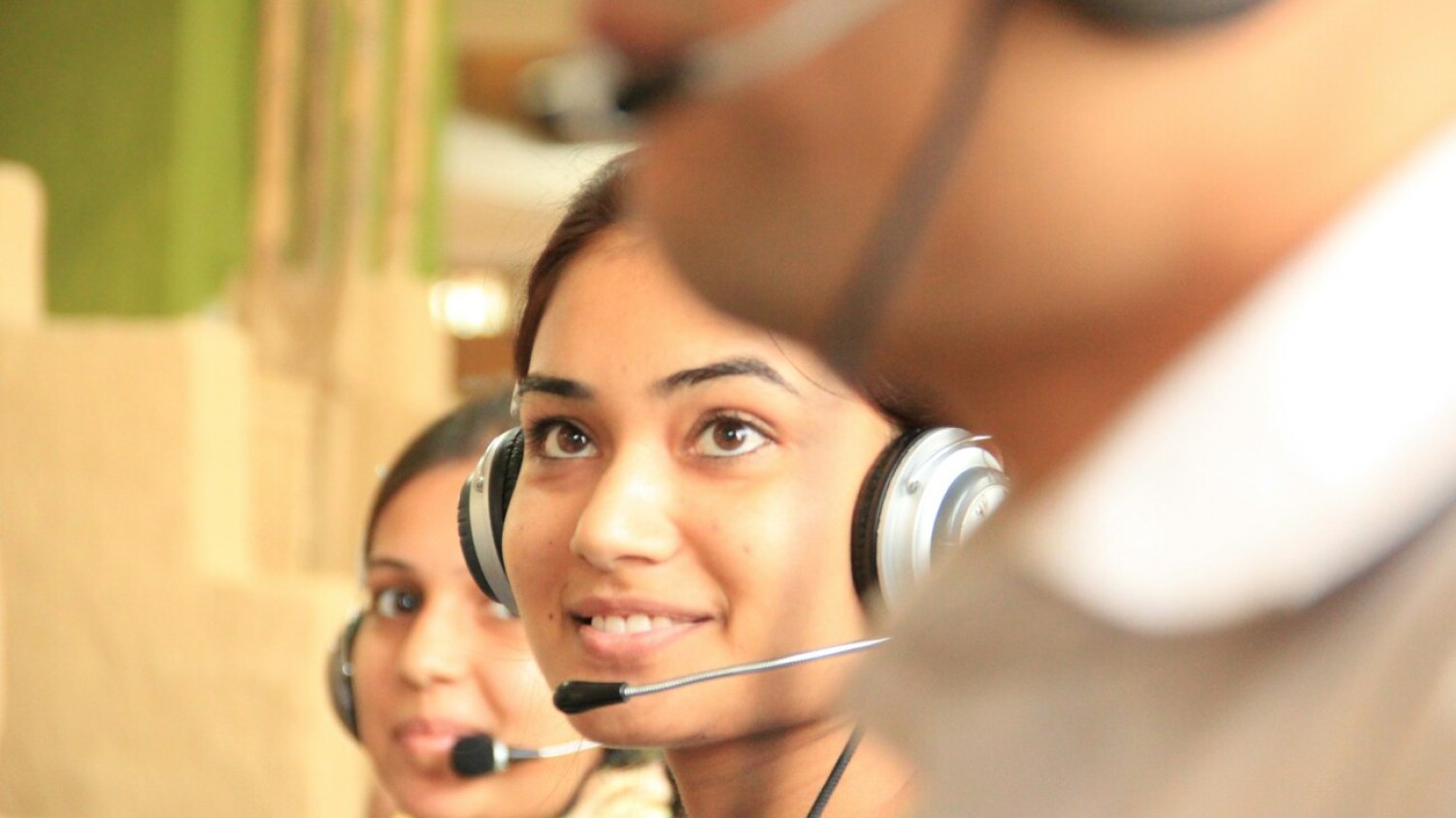 Według producenta, jego technologia ma "zniwelować dyskryminację na poziomie akcentu". W praktyce oznacza poprawianie głosów pracownic i pracowników call center w Indiach, rozmawiających z zachodnimi klientami.