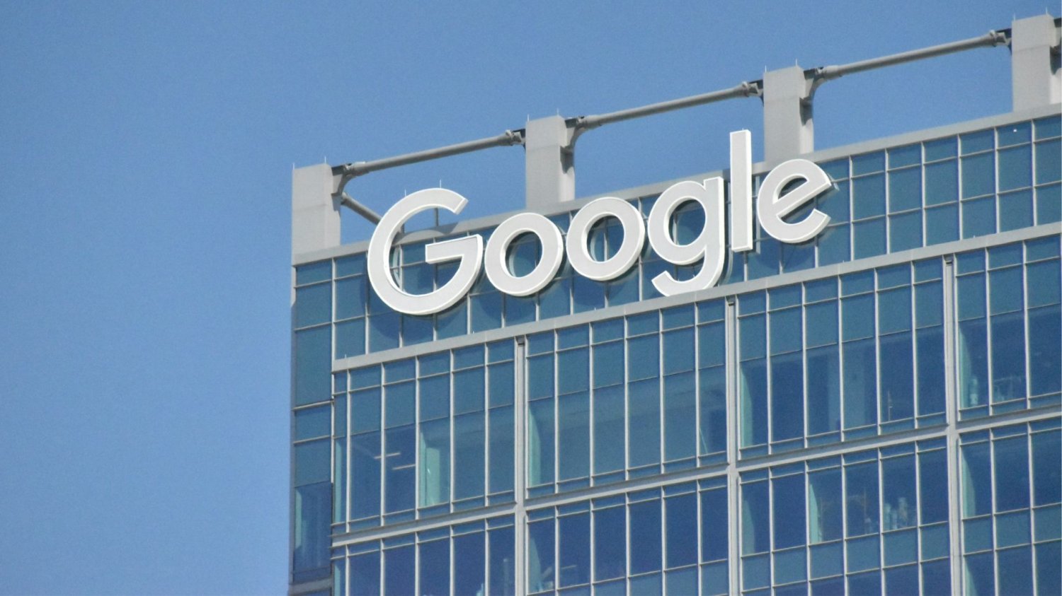 Logo Google na budynku.