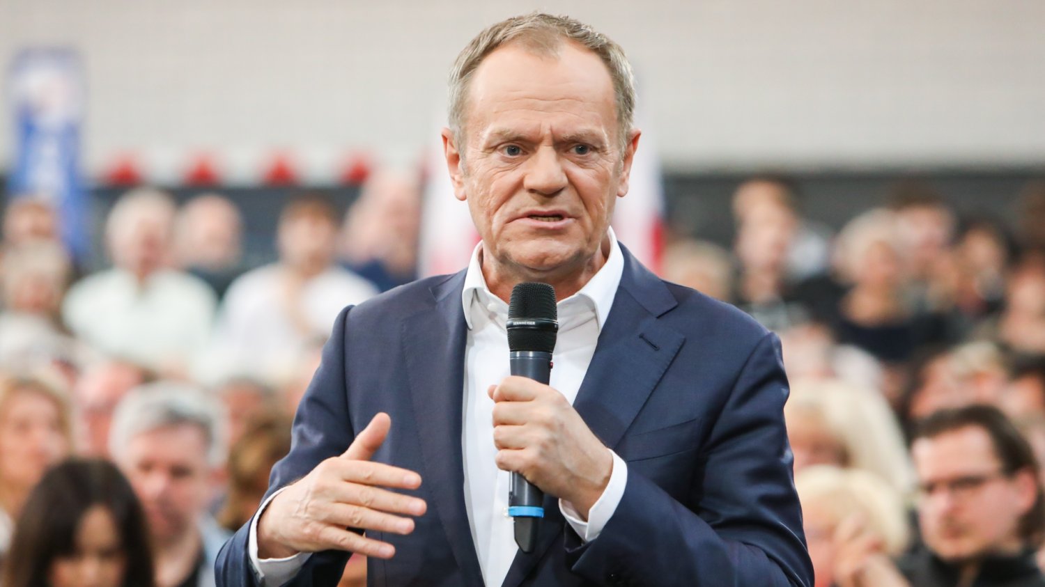 FAZ ostrzega przed polexitem. Stawka jest większa, niż wielu chce przyznać Donald Tusk przemawia z mikrofonem w ręku.