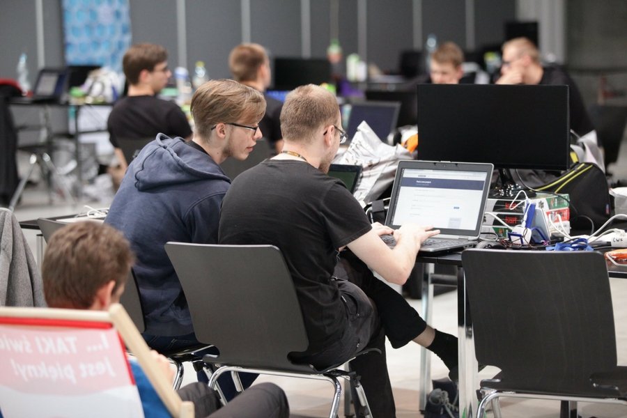 Raporty pokazują, że praca programisty będzie coraz bardziej opłacalna, a zapotrzebowanie na ręce do pracy w najbliższym czasie nie spadnie.