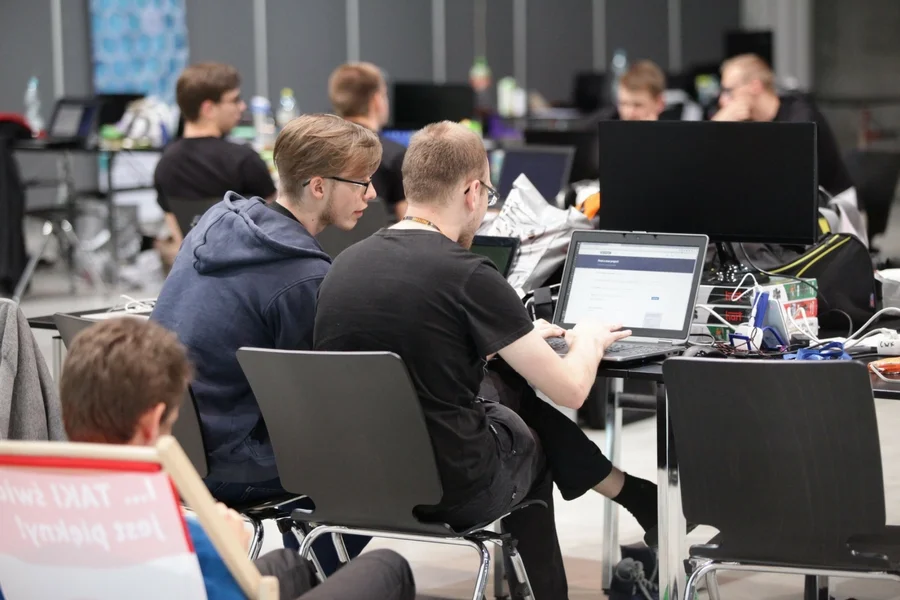 Raporty pokazują, że praca programisty będzie coraz bardziej opłacalna, a zapotrzebowanie na ręce do pracy w najbliższym czasie nie spadnie.