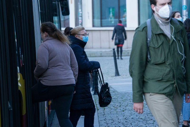 Maseczki mogą się nie podobać, ale powinno się je nosić.