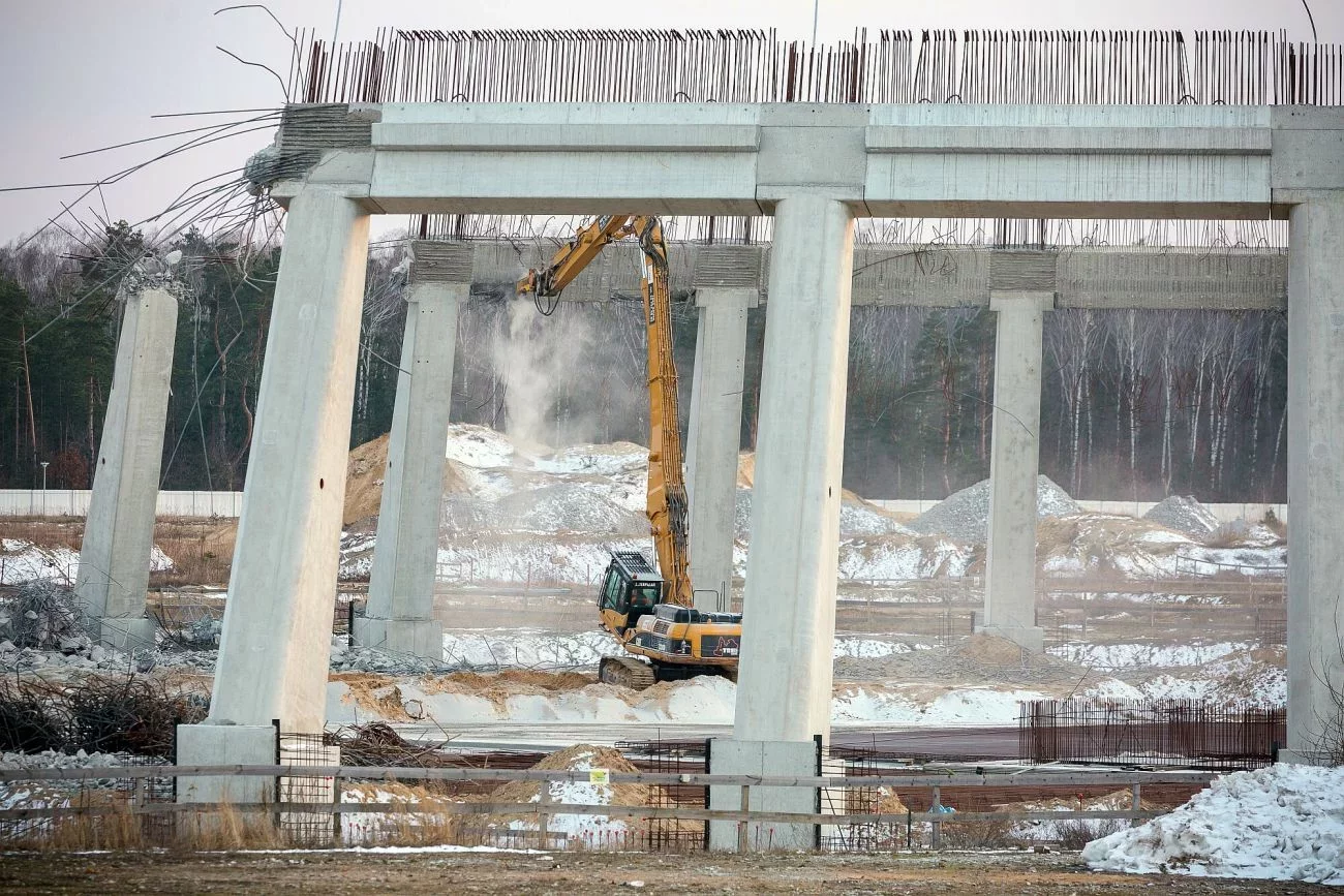 Inwestycja w Ostrołęce odbywała się w nowatorskiej formule "Najpierw zbuduj, potem zburz". W błoto poszło 1,2 mld zł
