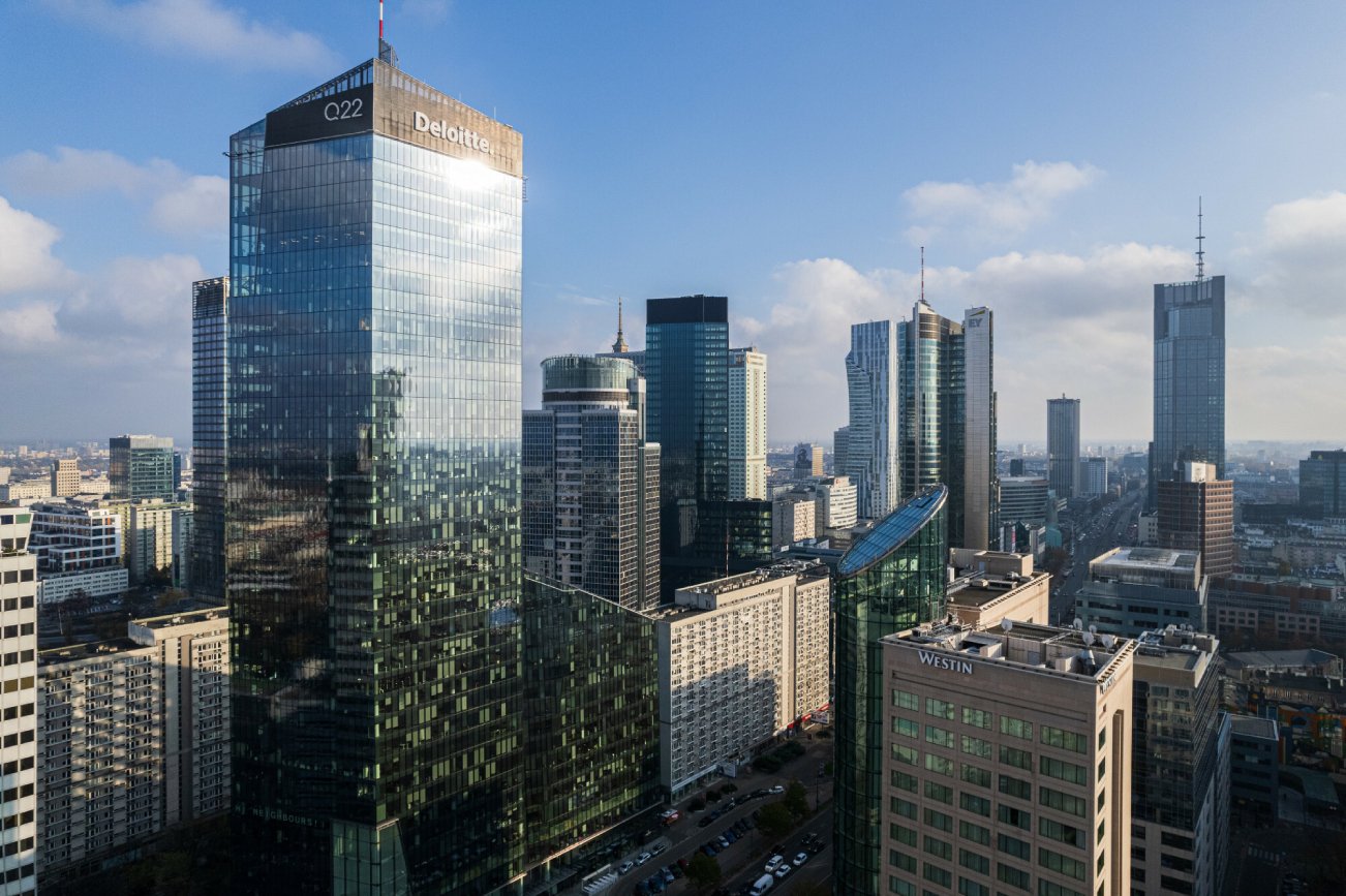 W 2021. w Warszawie i najbliższych gminach PKB na osobę wyniosło prawie 205 proc. przeciętnego