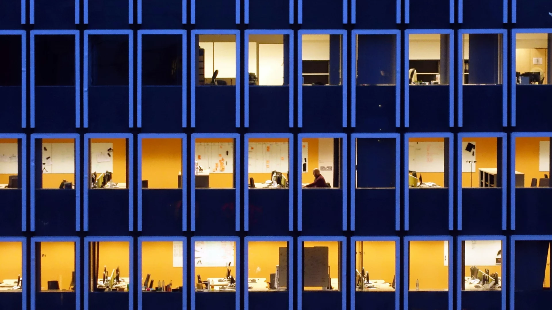 Znów ożyła dyskusja o pracy z domu. Dane ujawniły, co w Polsce jest standardem Biurowiec świeci pustkami. W Polsce praca z domu to już standard