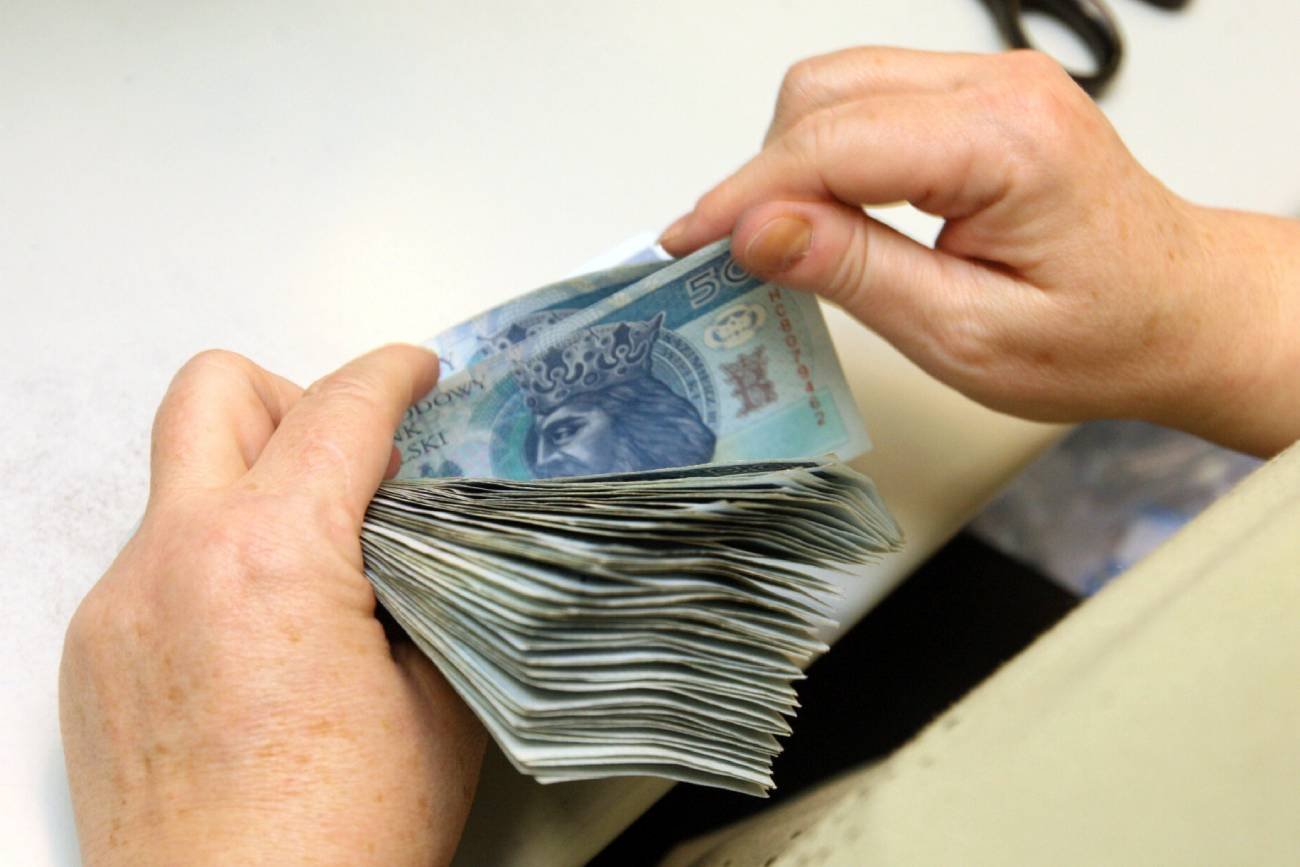 ręka licząca pieniądze