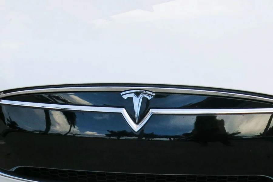 Stworzona w laboratoriach Elona Muska Tesla zaczyna powoli przynosić zyski. Pytanie, czy udałoby się to zrobić, gdyby Musk odsprzedał projekt komu innemu?