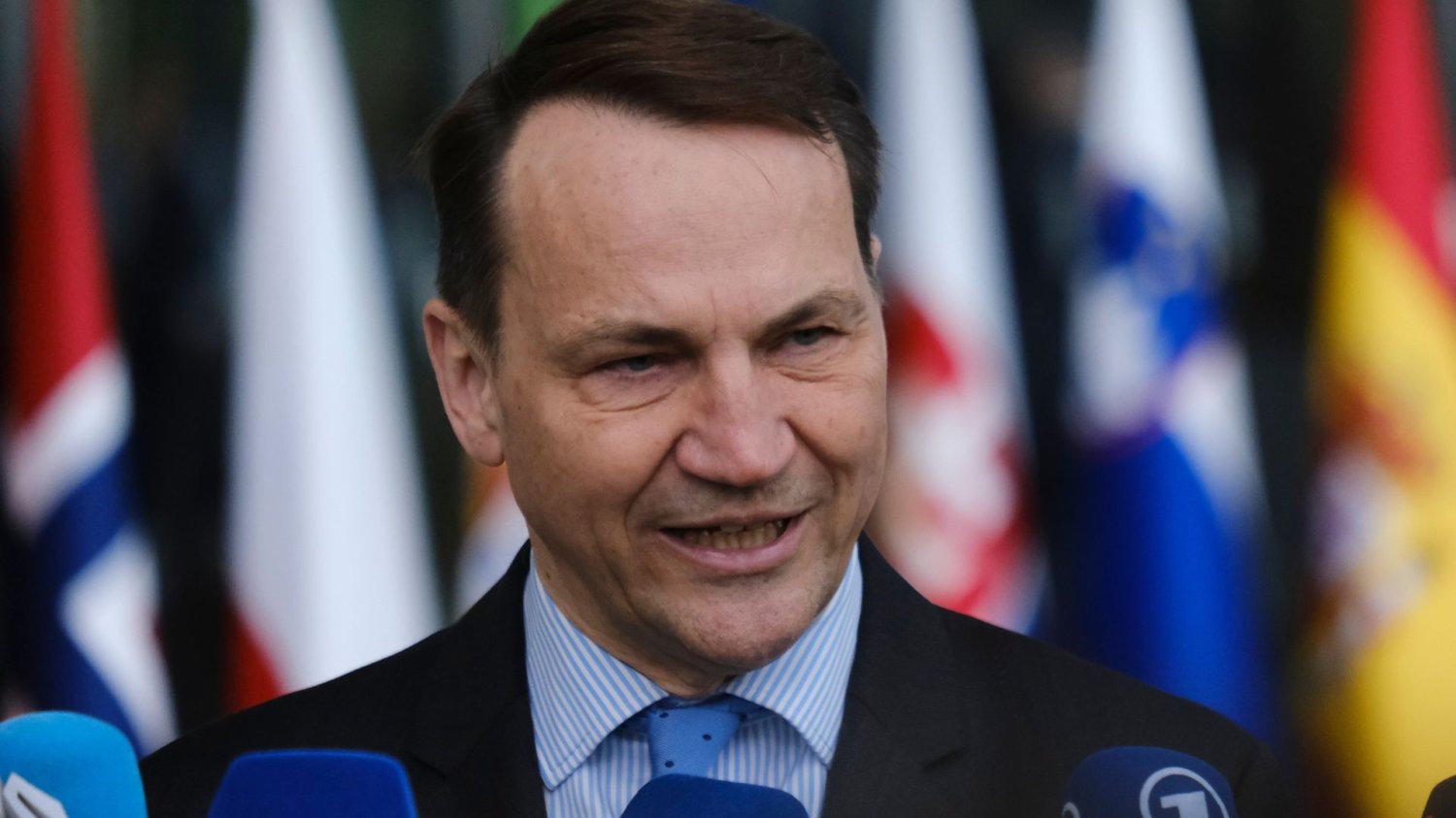 Trójkąt Weimarski. Sikorski o niemieckich żołnierzach Radosław Sikorski na konferencji prasowej. Minister spraw zagranicznych spotkał się z dygnitarzami w Paryżu, omawiając relacje w NATO.