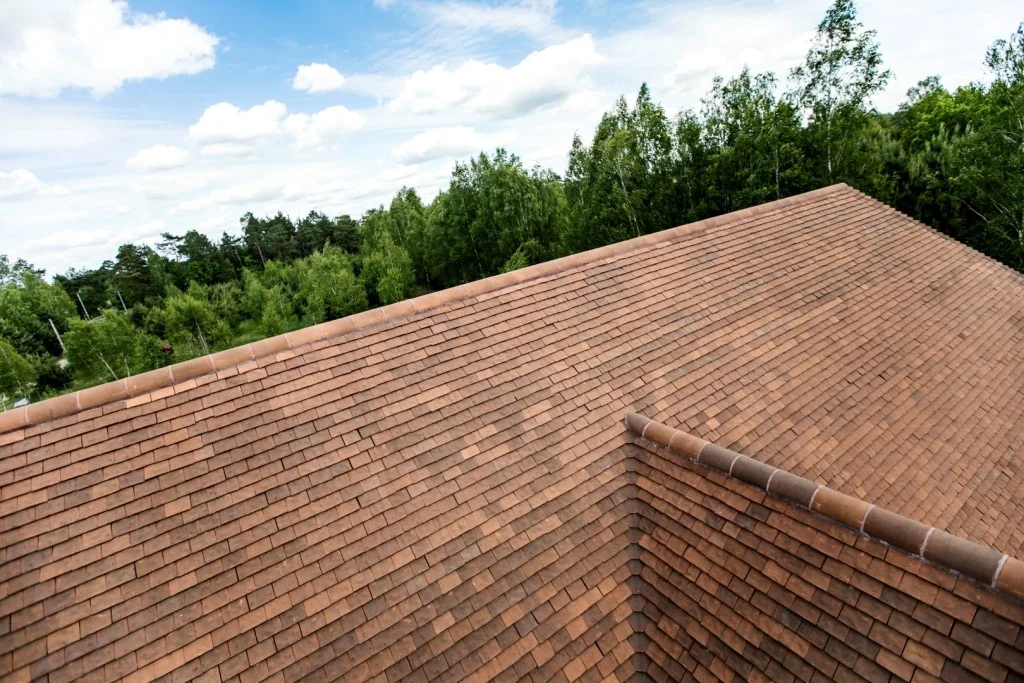 Dom w stylu polskiego dworkowym, z ceramiką dachową Heritage