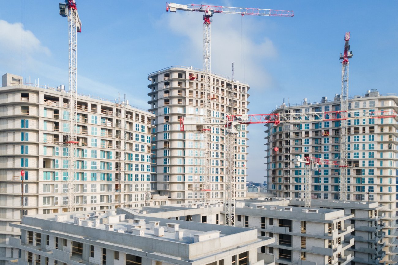 nowe bloki mieszkalne stawiane w dużym mieście przez dewelopera