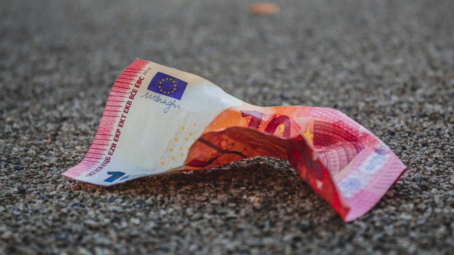 Banknot 10 euro leżący na ulicy. Niemcy przygotowali czarną księgę, która mówi o marnowaniu pieniędzy podatników. Banknot 10 euro leżący na ulicy. Niemcy przygotowali czarną księgę, która mówi o marnowaniu pieniędzy podatników.