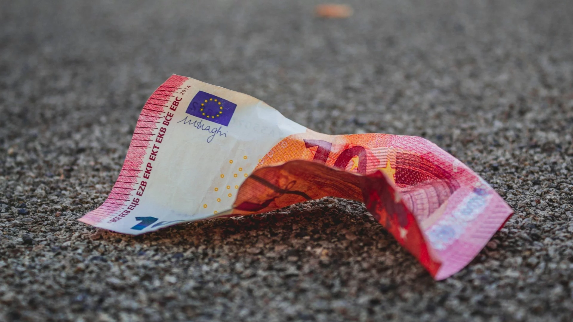 Banknot 10 euro leżący na ulicy. Niemcy przygotowali czarną księgę, która mówi o marnowaniu pieniędzy podatników.