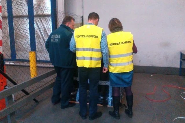 Urzędnicy KS podczas kontroli.
