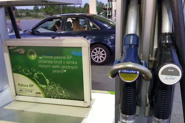 Czy rzeczywiście opłaca się kupować droższe paliwo z piraniami?