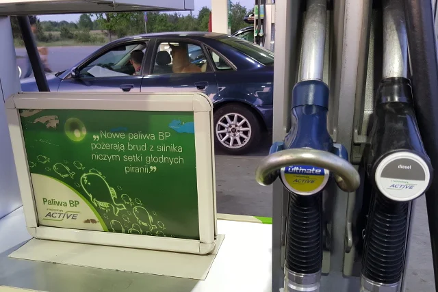Czy rzeczywiście opłaca się kupować droższe paliwo z piraniami?
