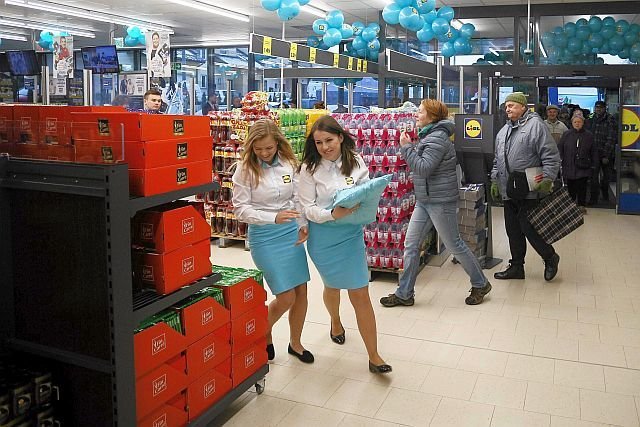 Lidl przebija magiczną granicę - część pracowników po planowanych podwyżkach zarobi nawet 4050 zł brutto. Zarobki będą wyższe niż w Biedronce