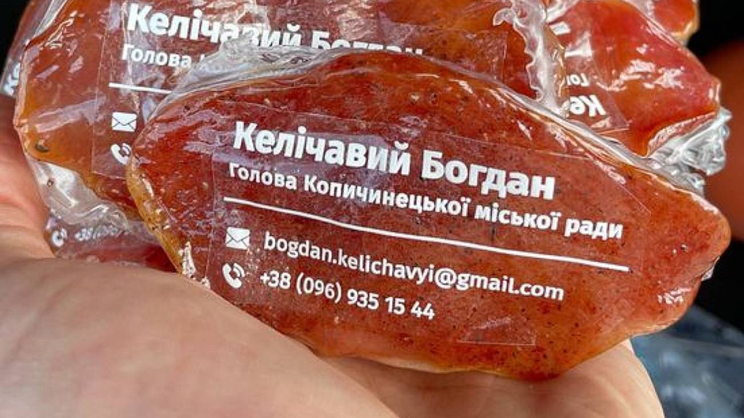 MIęsne wizytówki Bohdana Keliczawyja. Dane konatktowe umieszczone na hermetycznie zapakowanym suszonym mięsie.