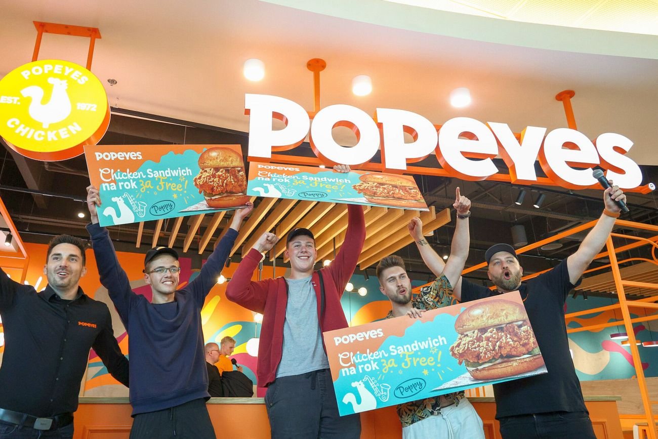 Trzej pierwsi klienci Popeyes dostali roczne vouchery na kanapki z kurczakiem. Rekordzista spędził w kolejce 40 godzin