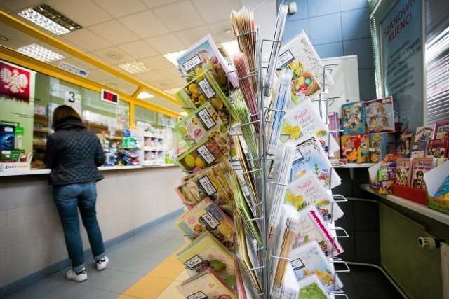 Z placówek pocztowych ma zniknąć część asortymentu, ale pojawi się nowy - przede wszystkim artykuły spożywcze