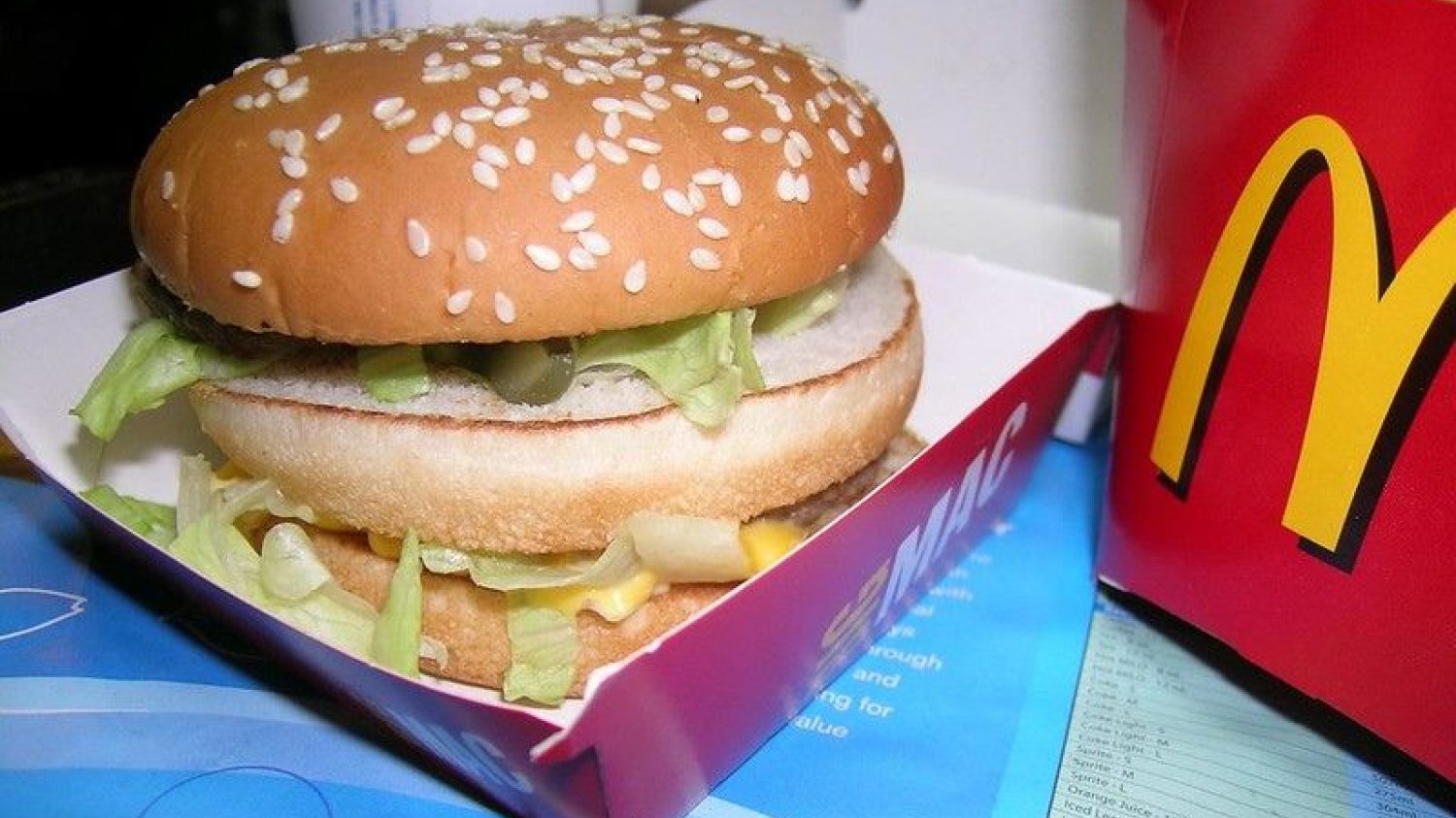 Big Mac w McDonald's i frytki.
