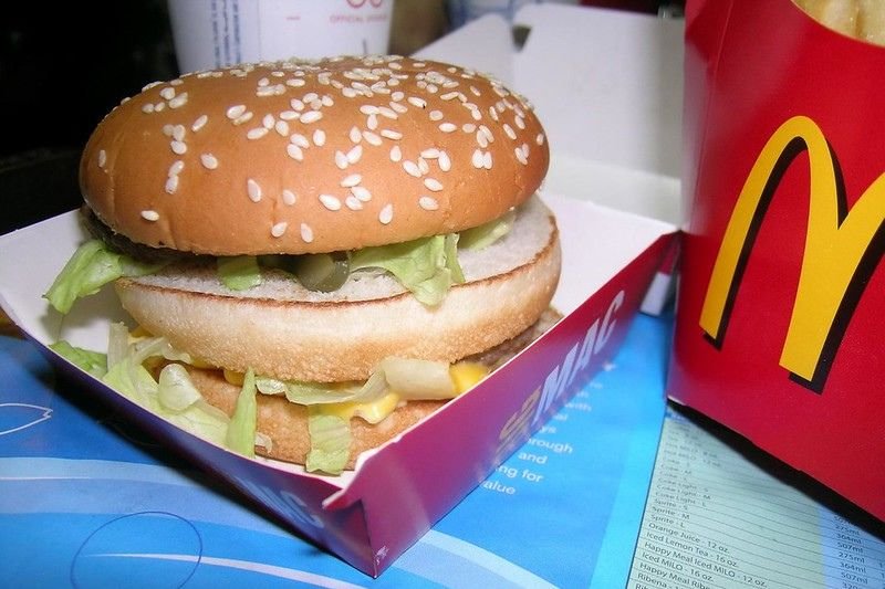 Big Mac w McDonald's i frytki.