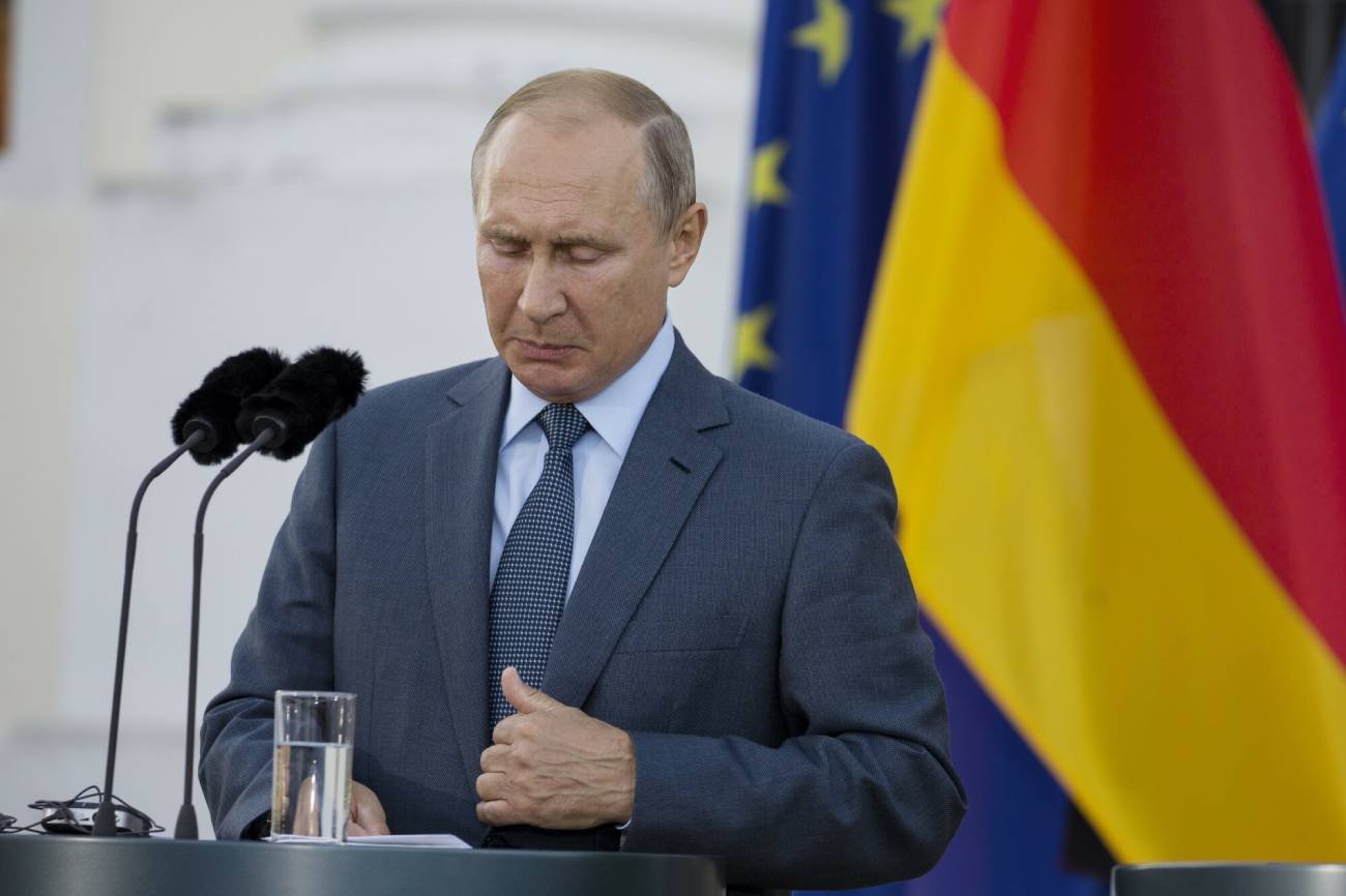 Władimir Putin na tle niemieckiej flagi.